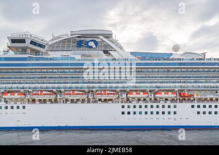 Minatomirai, Yokohama, Giappone, 4th agosto 2014, La nave da crociera Diamond Princess parte dal porto di Minatomirai a Yokohama, Giappone Foto Stock