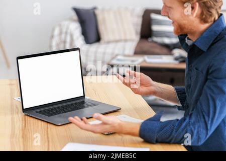 Il giovane freelance caucasico o il proprietario di affari che lavora in remoto comunica in linea usando la videochiamata Foto Stock