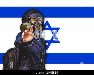 Ragazza in una maschera nera a gas sullo sfondo della bandiera di Israele Foto Stock