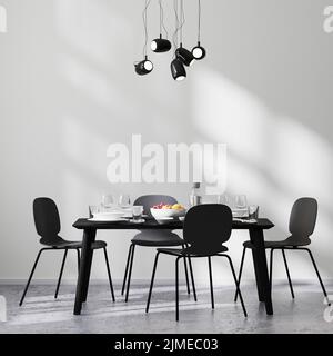 Moderno interno sala da pranzo con tavolo e sedie neri e parete bianca con travi a vista, pavimento in cemento, stile minimalista, scandina Foto Stock