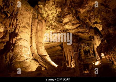 Enormi pilastri e formazioni rocciose all'interno della caverna sotterranea Foto Stock