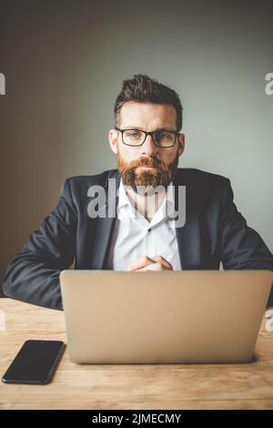 Ritratto di un uomo d'affari di successo in ufficio Foto Stock