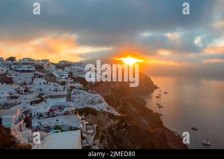 Alba nuvolosa sull'isola di Santorini Foto Stock