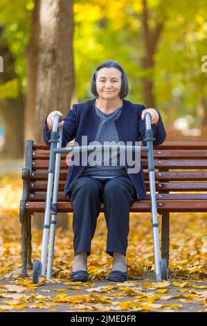 Donna con camminatore all'aperto Foto Stock