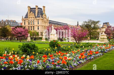 Parigi / Francia - 05 aprile 2019. Molla meraviglioso giardino delle Tuileries e vista sul Palazzo del Louvre Foto Stock