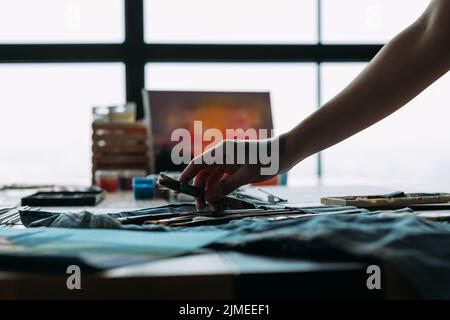 artista di processo creativo che sceglie il pennello Foto Stock