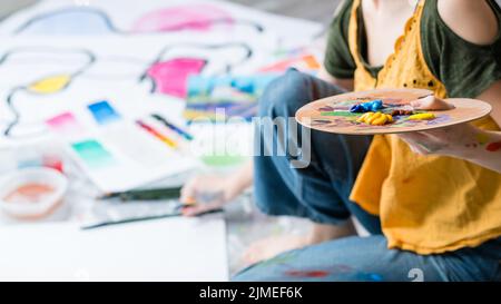 arte terapia tempo libero signora acrilico tavolozza di vernice Foto Stock