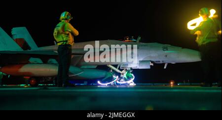 Mar delle Filippine. 4th ago 2022. Un F/A-18E Super Hornet attaccato al 'Royal maces' di Strike Fighter Squadron (VFA) 27, si prepara per il lancio dal ponte di volo dell'unica portaerei della Marina degli Stati Uniti USS Ronald Reagan (CVN 76) nel Mare delle Filippine. I Royal Maces conducono missioni di scorta di aerei a base di portaerei e di forze di attacco, nonché operazioni di raccolta di navi, gruppi di battaglia e intelligence. Ronald Reagan, l'ammiraglia del Carrier Strike Group 5, fornisce una forza pronta per combattere che protegge e difende gli Stati Uniti, e sostiene alleanze, partnership e m collettivo Foto Stock