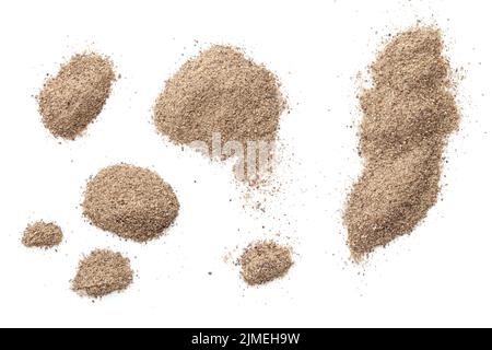 Pepe nero macinato isolato su sfondo bianco Foto Stock