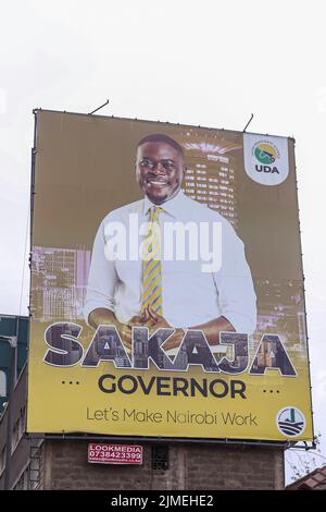 Nairobi, Kenya. 3rd ago 2022. Un cartellone della campagna politica con un'immagine del candidato del governatore di Johnson Sakaja Nairobi United Democratic Alliance (UDA) lungo Juja Road mentre i keniani si preparano a votare le elezioni generali del 9th agosto 2022. I politici continuano a fare campagne in diverse parti del paese per chiedere voti ai keniani. Campagna politica cartelloni, poster, auto di marca, ombrelli, magliette e striscioni sono visti ovunque campagna elettorale generale. I keniani si dirigeranno alle urne il 9 agosto 2022 per eleggere un nuovo presidente, così come i membri dell'Assemblea Nazionale e del Senato Foto Stock