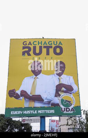 Nairobi, Kenya. 3rd ago 2022. Un cartellone della campagna politica con un'immagine del vice presidente del Kenya William Ruto candidato presidenziale dell'Alleanza Democratica unita (UDA) e del suo compagno di corsa Ragathi Gachagua, mentre i keniani si preparano a votare le elezioni generali del 9th agosto 2022. I politici continuano a fare campagne in diverse parti del paese per chiedere voti ai keniani. Campagna politica cartelloni, poster, auto di marca, ombrelli, magliette e striscioni sono visti ovunque campagna elettorale generale. I kenioti si dirigeranno alle urne il 9 agosto 2022 per eleggere un nuovo presidente, oltre che un Foto Stock