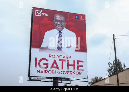 Nairobi, Kenya. 3rd ago 2022. Un cartellone della campagna politica con un'immagine del candidato governatore della Polycarp Igatthe Nairobi Azimio One Kenya Coalition lungo l'ippodromo di Nairobi, mentre i keniani si preparano a votare le elezioni generali del 9th agosto 2022. I politici continuano a fare campagne in diverse parti del paese per chiedere voti ai keniani. Campagna politica cartelloni, poster, auto di marca, ombrelli, magliette e striscioni sono visti ovunque campagna elettorale generale. I kenioti si dirigeranno alle urne il 9 agosto 2022 per eleggere un nuovo presidente, così come i membri dell'Assemblea Nazionale e. Foto Stock