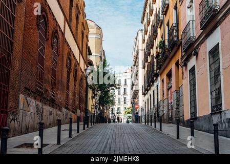 Madrid, Spagna - 5 giugno 2022: Quartiere Malasana nel centro di Madrid. E' un quartiere vivace e un centro per il fenomeno hipster, pieno di vita Foto Stock