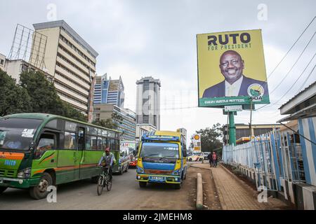 Nairobi, Kenya. 3rd ago 2022. Un cartellone della campagna politica con l'immagine del vice presidente del Kenya William Ruto, candidato presidenziale United Democratic Alliance (UDA) lungo Haile Selassie Avenue a Nairobi, mentre i keniani si preparano a votare le elezioni generali del 9th agosto 2022. I politici continuano a fare campagne in diverse parti del paese per chiedere voti ai keniani. Campagna politica cartelloni, poster, auto di marca, ombrelli, magliette e striscioni sono visti ovunque campagna elettorale generale. I kenioti si dirigeranno alle urne il 9 agosto 2022 per eleggere un nuovo presidente, come w Foto Stock