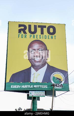 Nairobi, Kenya. 3rd ago 2022. Un cartellone della campagna politica con l'immagine del vice presidente del Kenya William Ruto, candidato presidenziale United Democratic Alliance (UDA) a Nairobi, mentre i keniani si preparano a votare le elezioni generali del 9th agosto 2022. I politici continuano a fare campagne in diverse parti del paese per chiedere voti ai keniani. Campagna politica cartelloni, poster, auto di marca, ombrelli, magliette e striscioni sono visti ovunque campagna elettorale generale. I keniani si dirigeranno alle urne il 9 agosto 2022 per eleggere un nuovo presidente, così come i membri della Natio Foto Stock