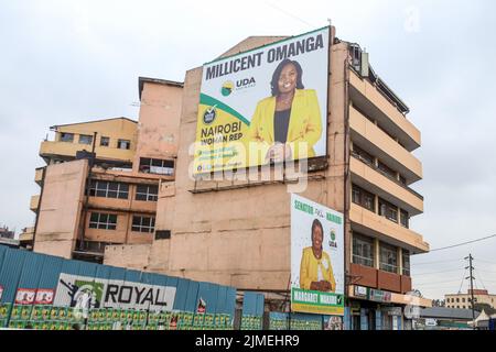 Nairobi, Kenya. 3rd ago 2022. Campagna politica cartellone con una foto del Millicent Omanga Nairobi candidato alla rappresentanza femminile United Democratic Alliance (UDA) lungo Haile Selassie Avenue a Nairobi, mentre i keniani si preparano a votare le elezioni generali del 9th agosto 2022. I politici continuano a fare campagne in diverse parti del paese per chiedere voti ai keniani. Campagna politica cartelloni, poster, auto di marca, ombrelli, magliette e striscioni sono visti ovunque campagna elettorale generale. I kenioti si dirigeranno alle urne il 9 agosto 2022 per eleggere un nuovo presidente, così come i membri Foto Stock