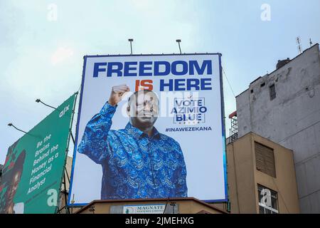 Nairobi, Kenya. 3rd ago 2022. Un cartellone della campagna politica con l'immagine dell'ex primo ministro del Kenya Raila Odinga, candidato presidenziale Azimio One Kenya a Nairobi, mentre i keniani si preparano a votare le elezioni generali del 9th agosto 2022. I politici continuano a fare campagne in diverse parti del paese per chiedere voti ai keniani. Campagna politica cartelloni, poster, auto di marca, ombrelli, magliette e striscioni sono visti ovunque campagna elettorale generale. I kenioti si dirigeranno alle urne il 9 agosto 2022 per eleggere un nuovo presidente, così come i membri dell'Assemblea Nazionale An Foto Stock