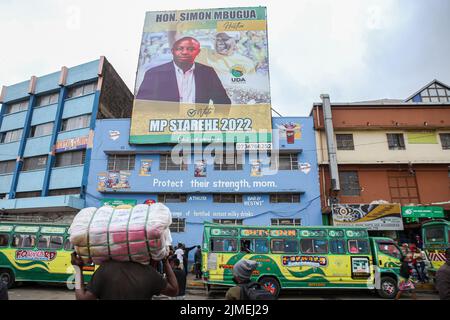 Nairobi, Kenya. 3rd ago 2022. Un cartellone per la campagna politica con l'immagine dell'Assemblea Nazionale di Simon Mbugua, candidato della circoscrizione di Starehe United Democratic Alliance (UDA) lungo Haile Selassie Avenue a Nairobi, mentre i keniani si preparano a votare le elezioni generali del 9th agosto 2022. I politici continuano a fare campagne in diverse parti del paese per chiedere voti ai keniani. Campagna politica cartelloni, poster, auto di marca, ombrelli, magliette e striscioni sono visti ovunque campagna elettorale generale. I kenioti si dirigeranno alle urne il 9 agosto 2022 per eleggere anche un nuovo presidente Foto Stock