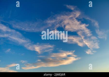 Nuvole contro un cielo blu Foto Stock