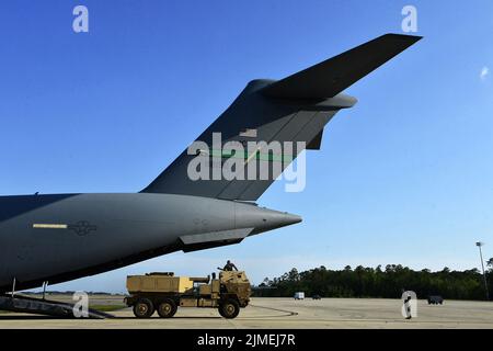 Kiev, Ucraina 1, ago 2022 personale dell'aeronautica degli Stati Uniti Sgt. Robert Clark, a destra, un C-17 Globemaster III con il 8th Airlift Squadron, dir Foto Stock