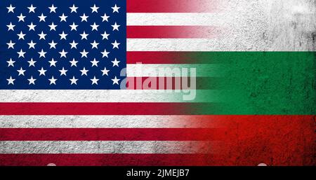 Bandiera nazionale degli Stati Uniti d'America (USA) con bandiera nazionale della Bulgaria. Grunge sfondo Foto Stock