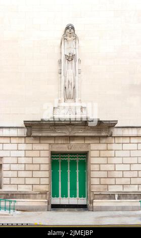 Primo piano art deco dettagli sculture Speed, la moderna statua di Mercurio sul moderno edificio del molo di st georges a Liverpool UK A. Foto Stock