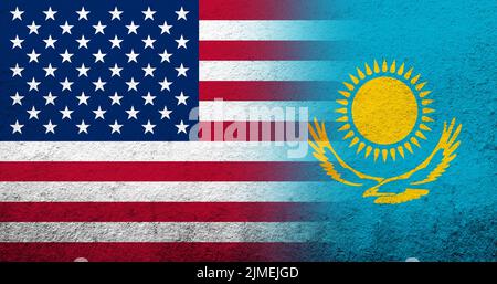 Bandiera nazionale degli Stati Uniti d'America (USA) con bandiera nazionale del Kazakistan. Grunge sfondo Foto Stock