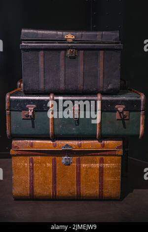 Pila di vintage, avverte valigie di viaggio o tronchi sul pavimento Foto Stock