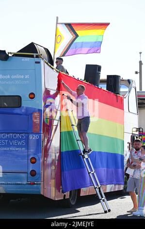 Brighton UK 6th agosto 2022 - arrivi anticipati prepara i carri per la sfilata di Brighton e Hove Pride in una bella giornata di sole caldo. Con buone previsioni del tempo si prevede che grandi folle parteciperanno al più grande festival LGBTQ Pride del Regno Unito a Brighton nel corso del fine settimana: Credit Simon Dack / Alamy Live News Foto Stock