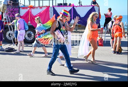 Brighton UK 6th agosto 2022 - i primi arrivi si preparano per la sfilata di Brighton e Hove Pride in una bella giornata di sole caldo. Con buone previsioni del tempo si prevede che grandi folle parteciperanno al più grande festival LGBTQ Pride del Regno Unito a Brighton nel corso del fine settimana: Credit Simon Dack / Alamy Live News Foto Stock