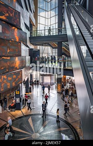 Folle di turisti che visitano il Museo del Titanic. Belfast, Irlanda del Nord Foto Stock