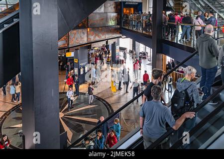 Folle di turisti che visitano il Museo del Titanic. Belfast, Irlanda del Nord Foto Stock