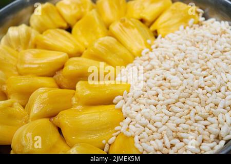 chiodi di garofano gustosi e sani con riso soffiato sul piatto Foto Stock