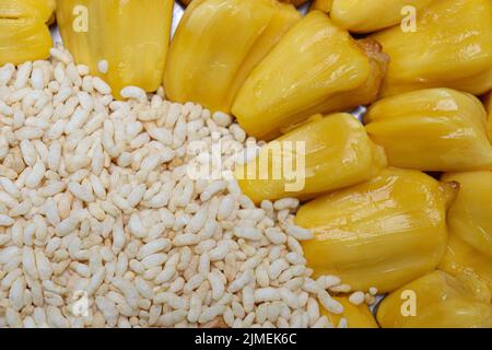 chiodi di garofano gustosi e sani con riso soffiato sul piatto Foto Stock