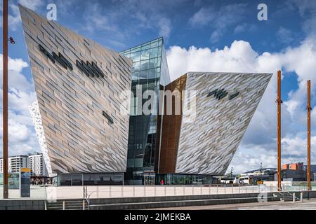 Vista posteriore sul maestoso edificio del Titanic Museum, situato nel quartiere Titanic di Belfast Foto Stock