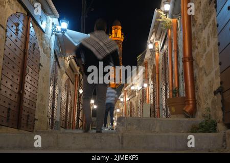 Vista selettiva delle strade nell'antica Mardin di notte, sfondo moschea antica dalle strette strade della città. 07.11.2022. Mardin. Turchia. Foto Stock