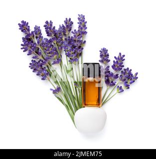 Bottiglia di olio essenziale di lavanda su bianco Foto Stock