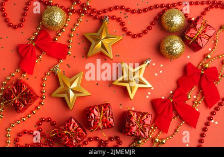 Layout di Capodanno su sfondo rosso con palloncini . Spazio per la copia di Capodanno e Natale. . Decorazione festiva. Palle di Natale Foto Stock
