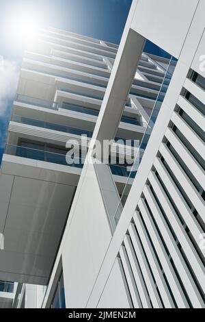 In un moderno edificio di appartamenti a Berlino con vista verso l'alto in luce solare accecante Foto Stock