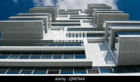 Vista verso l'alto in un moderno edificio di appartamenti nel centro di Berlino Foto Stock