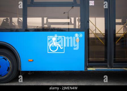 Disabilità e anziano icona accanto alle porte del bus Foto Stock