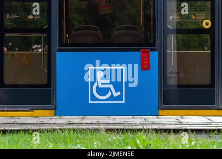 Cartello per disabili sulla funivia, accesso ai moderni mezzi di trasporto cittadini Foto Stock