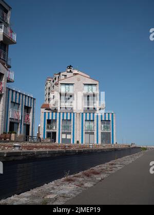 Breskens, Paesi Bassi, 18 luglio 2022, condominio sulla banchina del porto turistico di Breskens, Port Scaldis Foto Stock