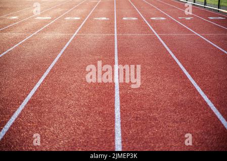 Pista di corsa con corsie numerate e linee nitide. Foto Stock