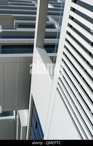 Vista verso l'alto in un moderno edificio di appartamenti nel centro di Berlino Foto Stock