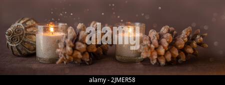 Candele pinete coni e decoratoin di natale bordo Foto Stock