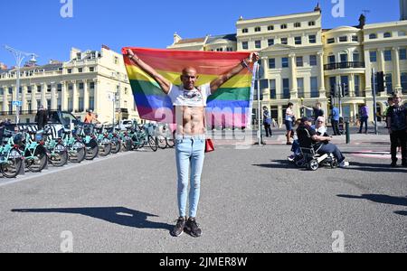 Brighton UK 6th agosto 2022 - partecipanti alla Parata di Brighton e Hove Pride in una bella giornata di sole caldo. Con buone previsioni del tempo si prevede che grandi folle parteciperanno al più grande festival LGBTQ Pride del Regno Unito a Brighton nel corso del fine settimana: Credit Simon Dack / Alamy Live News Foto Stock