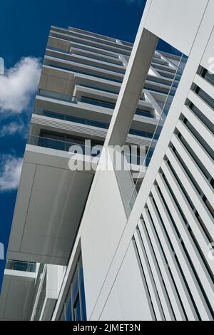 Vista verso l'alto in un moderno edificio di appartamenti nel centro di Berlino Foto Stock