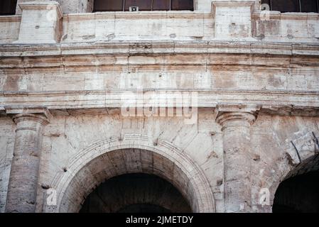 Vista esterna della facciata del Colosseo di Roma, patrimonio dell'umanità dell'UNESCO. Coloseo, Anfiteatro Flaviano simbolo dell'antico Impero Romano Foto Stock