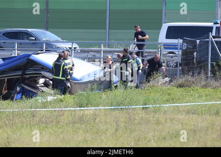 06/08/2022, Varazdin - almeno 12 persone sono state uccise e 31 feriti dopo un autobus polacco pieno di pellegrini religiosi scivolato fuori da una strada nel nord della Croazia presto il Sabato mattina.circa 18 persone tra i 31 feriti hanno subito gravi lesioni dopo che l'autobus è crashato fuori dalla strada A4 in Podvorec, circa 30 miglia (50km) a nord della capitale Zagabria. Foto: Matija Habljak/PIXSELL Foto Stock